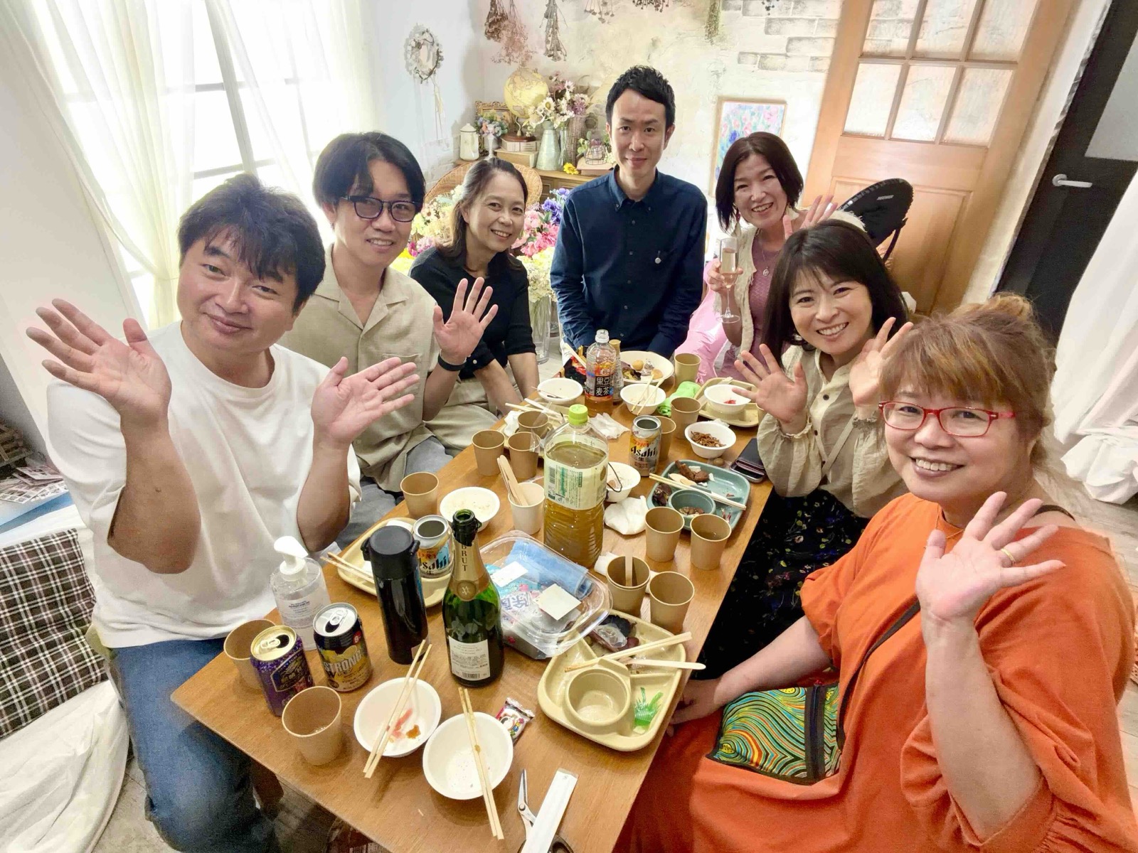 撮影後の懇親スペースで、食卓を囲んで笑顔で過ごすご家族やご友人